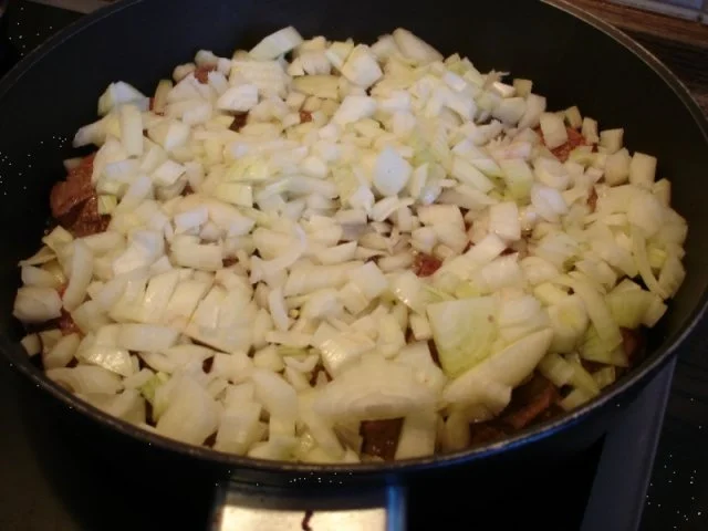 Rindergulasch mit Preiselbeeren, Apfel-Rotkohl und Schupfnudeln - Rezept - Bild Nr. 7