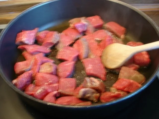 Rindergulasch mit Preiselbeeren, Apfel-Rotkohl und Schupfnudeln - Rezept - Bild Nr. 6