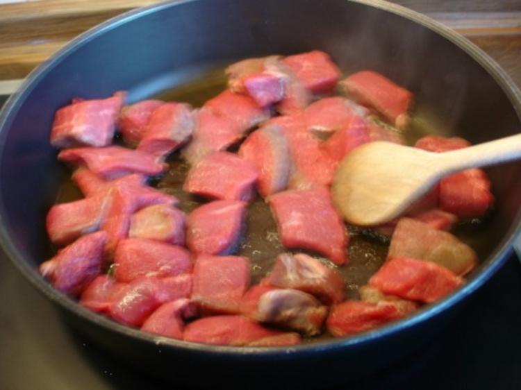 Rindergulasch mit Preiselbeeren, Apfel Rotkohl und Schupfnudeln ...