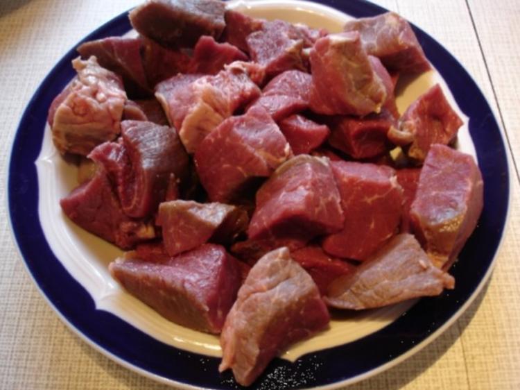 Rindergulasch mit Preiselbeeren, Apfel Rotkohl und Schupfnudeln ...