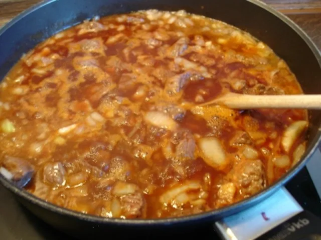 Rindergulasch mit Preiselbeeren, Apfel-Rotkohl und Schupfnudeln - Rezept - Bild Nr. 10