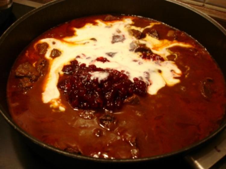 Rindergulasch mit Preiselbeeren, Apfel Rotkohl und Schupfnudeln ...