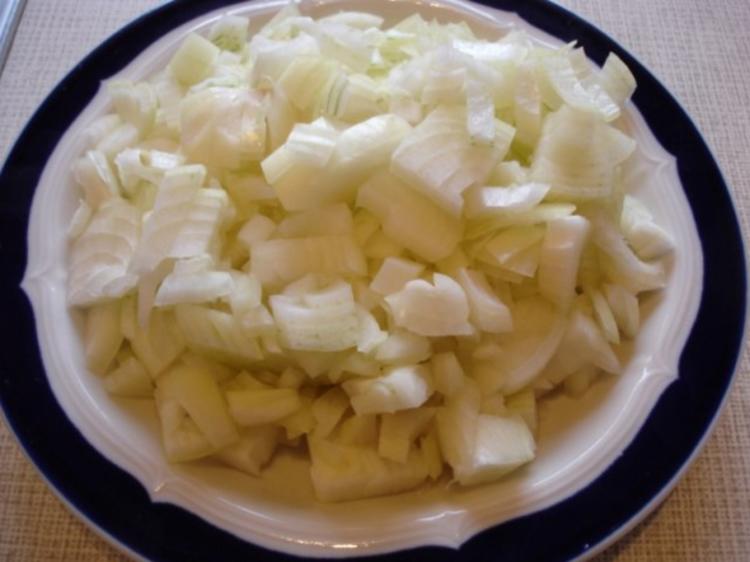 Rindergulasch mit Preiselbeeren, Apfel Rotkohl und Schupfnudeln ...