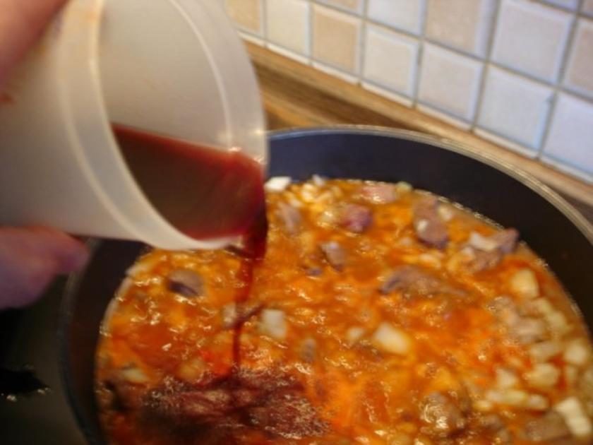 Rindergulasch mit Preiselbeeren, Apfel Rotkohl und Schupfnudeln ...