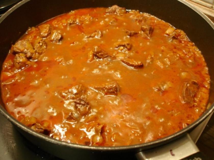 Rindergulasch mit Preiselbeeren, Apfel Rotkohl und Schupfnudeln ...