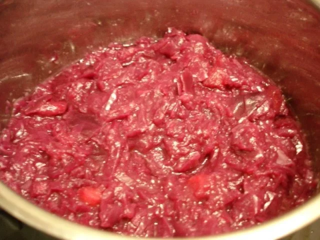 Rindergulasch mit Preiselbeeren, Apfel-Rotkohl und Schupfnudeln - Rezept - Bild Nr. 15