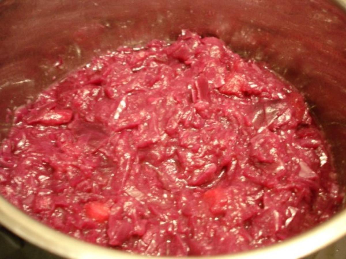 Rindergulasch mit Preiselbeeren, Apfel Rotkohl und Schupfnudeln ...