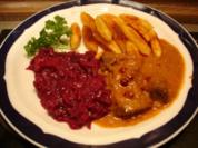 Rindergulasch mit Preiselbeeren, Apfel-Rotkohl und Schupfnudeln - Rezept