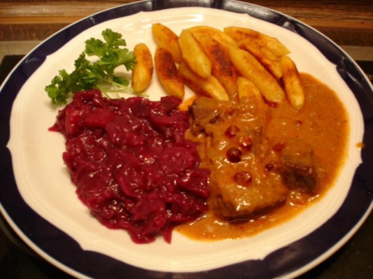 Rindergulasch mit Preiselbeeren, Apfel-Rotkohl und Schupfnudeln ... Rindergulasch mit Preiselbeeren, Apfel-Rotkohl und Schupfnudeln ...