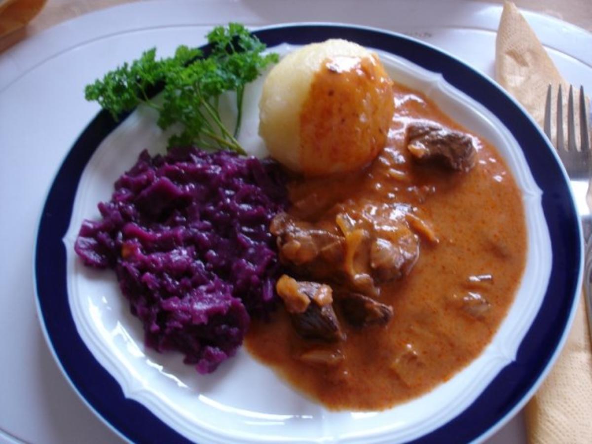 Rindergulasch mit Knödel und Apfel-Rotkohl - Rezept - kochbar.de