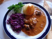 Rezept: Rindergulasch mit Knรถdel und Apfel-Rotkohl Rindergulasch mit Knรถdel und Apfel-Rotkohl - Rezept