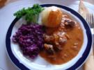 Rindergulasch mit Knödel und Apfel-Rotkohl - Rezept