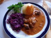 Rindergulasch mit Knödel und Apfel-Rotkohl - Rezept