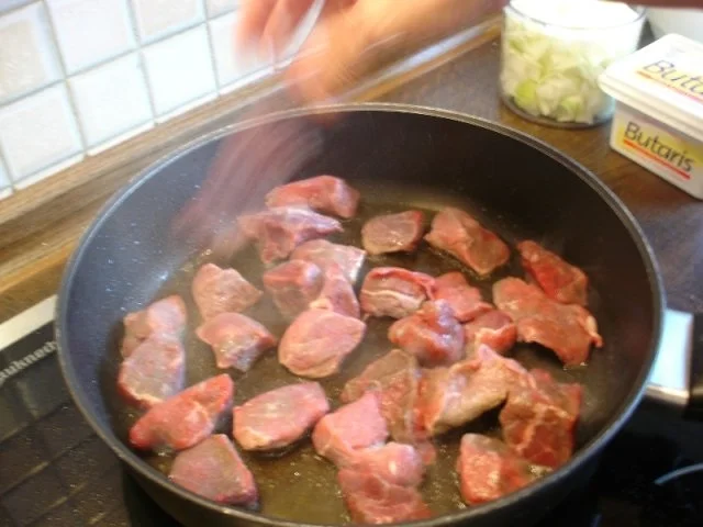 Rezept: Rindergulasch mit Knödel und Apfel-Rotkohl Bild Nr. 6 Rindergulasch mit Knödel und Apfel-Rotkohl - Rezept - Bild Nr. 6