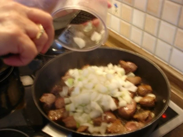 Rezept: Rindergulasch mit Knödel und Apfel-Rotkohl Bild Nr. 9 Rindergulasch mit Knödel und Apfel-Rotkohl - Rezept - Bild Nr. 9