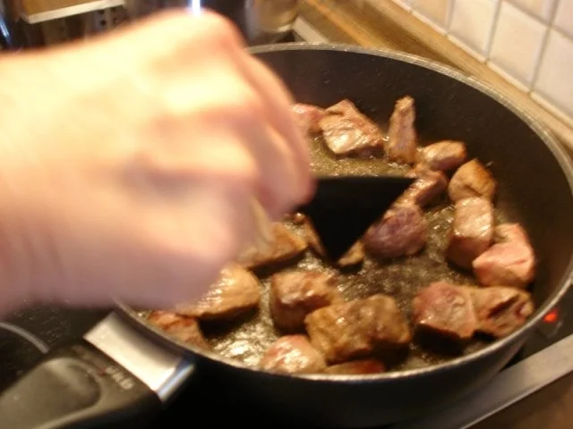 Rezept: Rindergulasch mit Knödel und Apfel-Rotkohl Bild Nr. 8 Rindergulasch mit Knödel und Apfel-Rotkohl - Rezept - Bild Nr. 8