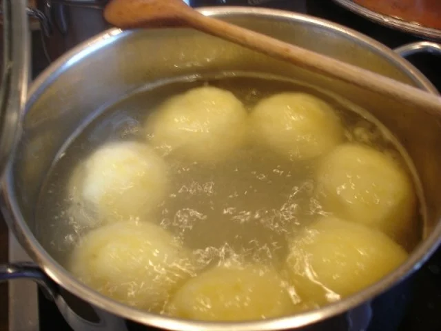 Rezept: Rindergulasch mit Knödel und Apfel-Rotkohl Bild Nr. 19 Rindergulasch mit Knödel und Apfel-Rotkohl - Rezept - Bild Nr. 19