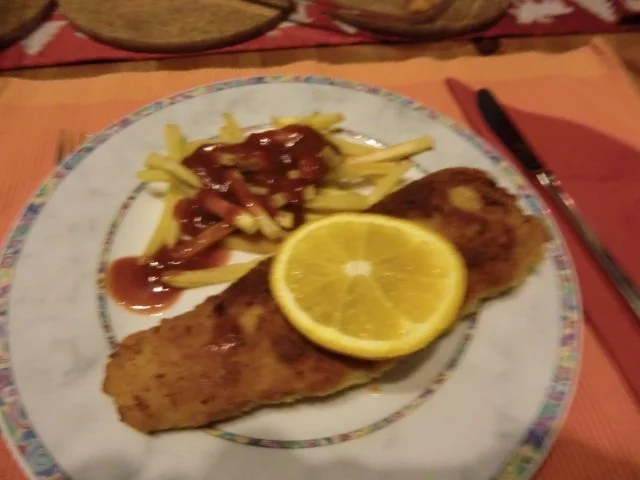 Rezept: Putenschnitzel in Parmesanpanade mit Pommes Putenschnitzel in Parmesanpanade mit Pommes - Rezept