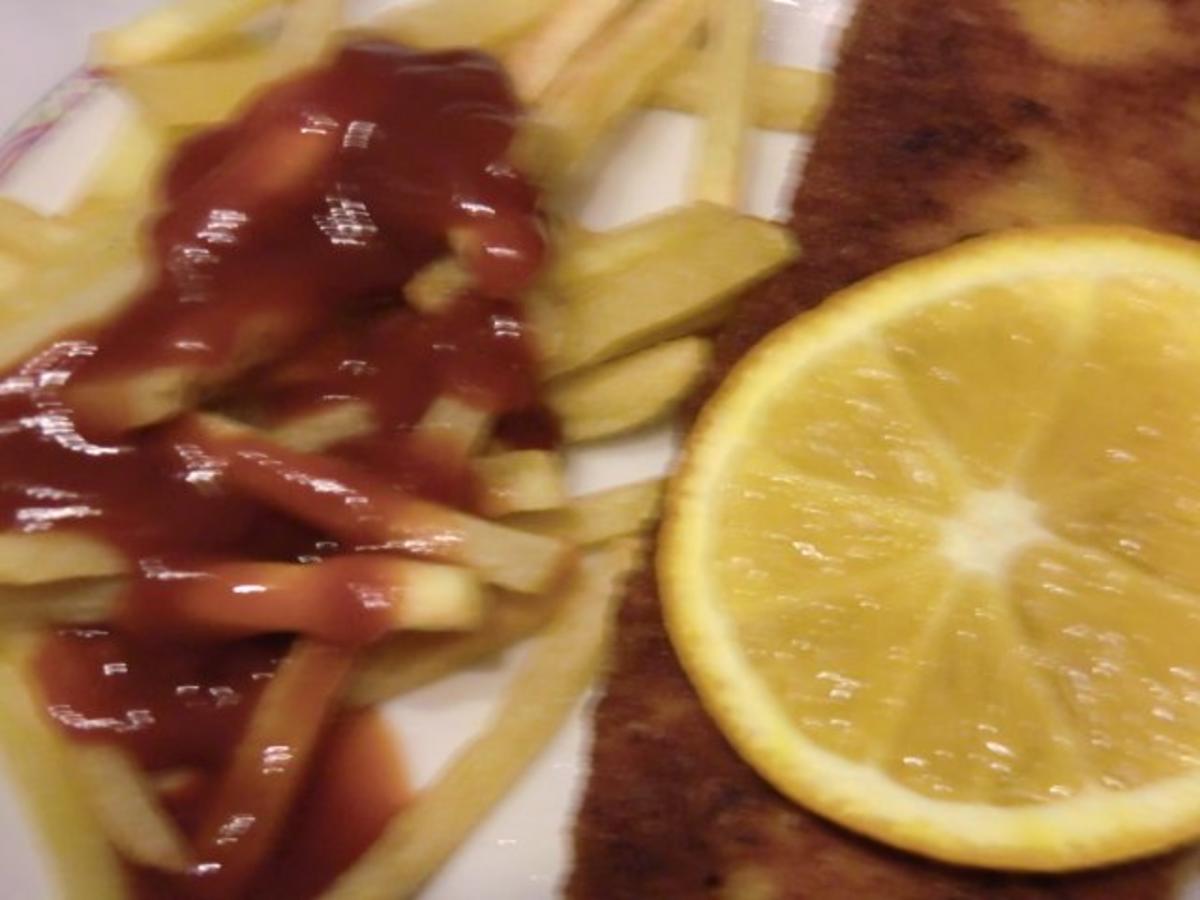 Putenschnitzel in Parmesanpanade mit Pommes - Rezept - Bild Nr. 2