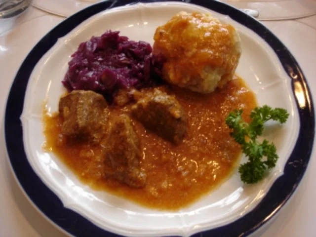 Rindergulasch mit Semmelknödel und Rotkohl - Rezept