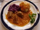 Rindergulasch mit Semmelknödel und Rotkohl - Rezept