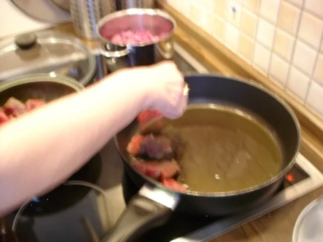 Rindergulasch mit Semmelknödel und Rotkohl - Rezept - Bild Nr. 3