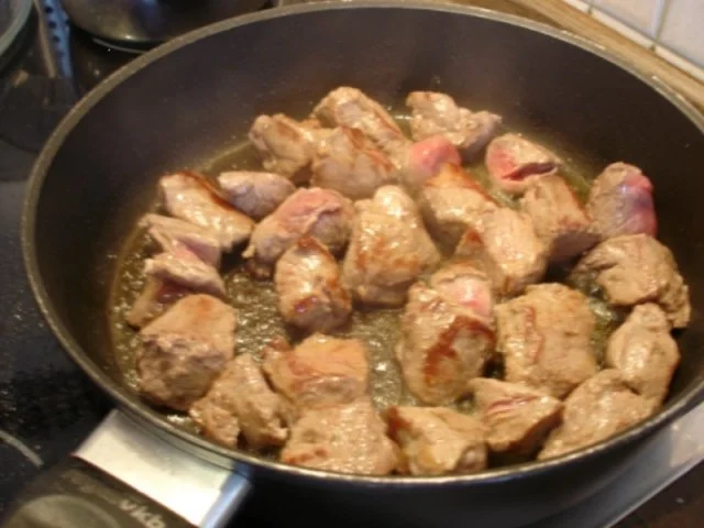 Rindergulasch mit Semmelknödel und Rotkohl - Rezept - Bild Nr. 5