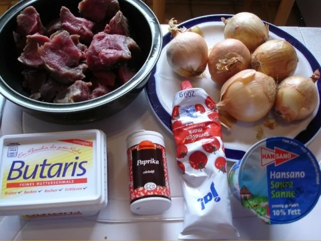 Rindergulasch mit Semmelknödel und Rotkohl - Rezept - Bild Nr. 2