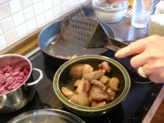 Rindergulasch mit Semmelknödel und Rotkohl - Rezept - Bild Nr. 6