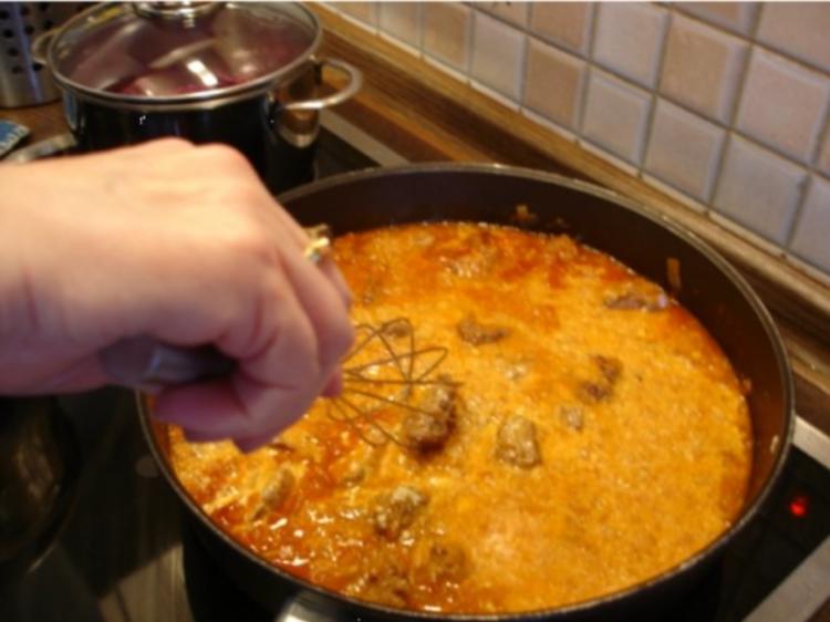 Rindergulasch mit Semmelknödel und Rotkohl - Rezept - kochbar.de