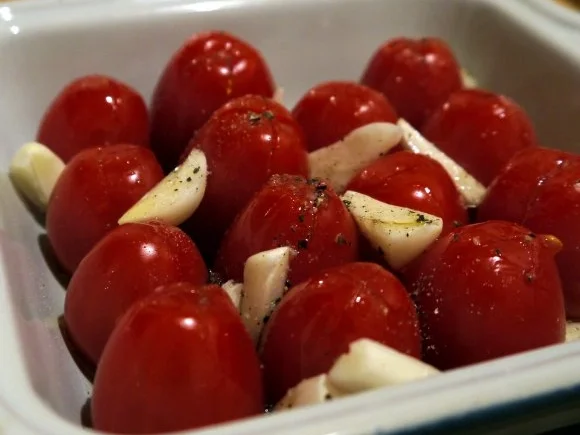 Orangenhähnchen mit Polenta-Kräuter-Schnitten und Ofentomaten - Rezept - Bild Nr. 5