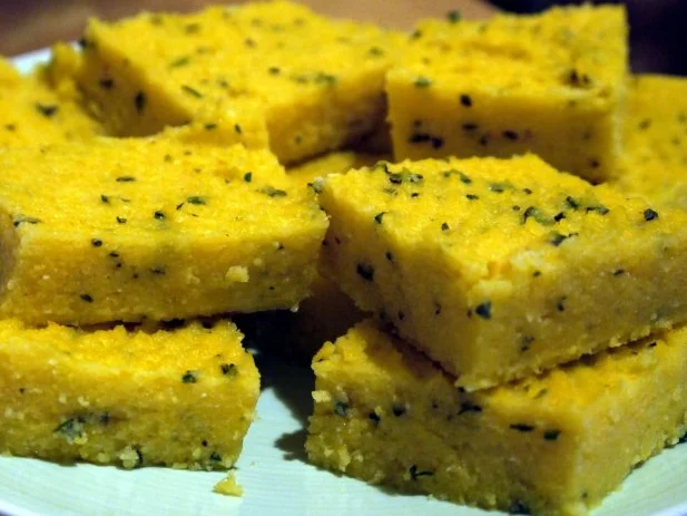 Orangenhähnchen mit Polenta-Kräuter-Schnitten und Ofentomaten - Rezept - Bild Nr. 6