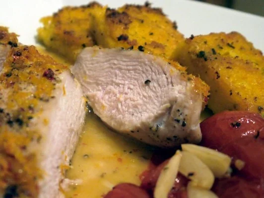 Orangenhähnchen mit Polenta-Kräuter-Schnitten und Ofentomaten - Rezept