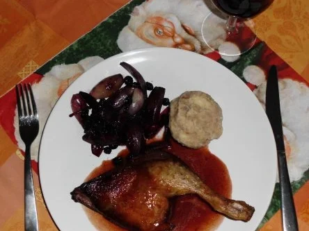 "Gepunschte" Entenkeule an Schalotten-Aronia-Gemüse und Lebkuchenknödel - Rezept