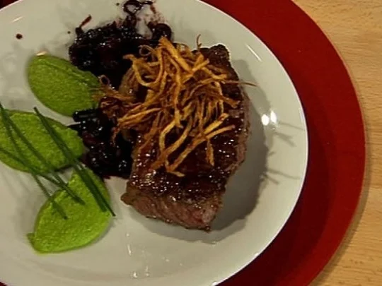 Rumpsteak mit Erbsenpüree und Steckrübenstroh (Frauen) - Rezept