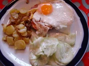 Bratkartoffeln, Leberkäse mit Spiegelei und Gurkensalat - Rezept