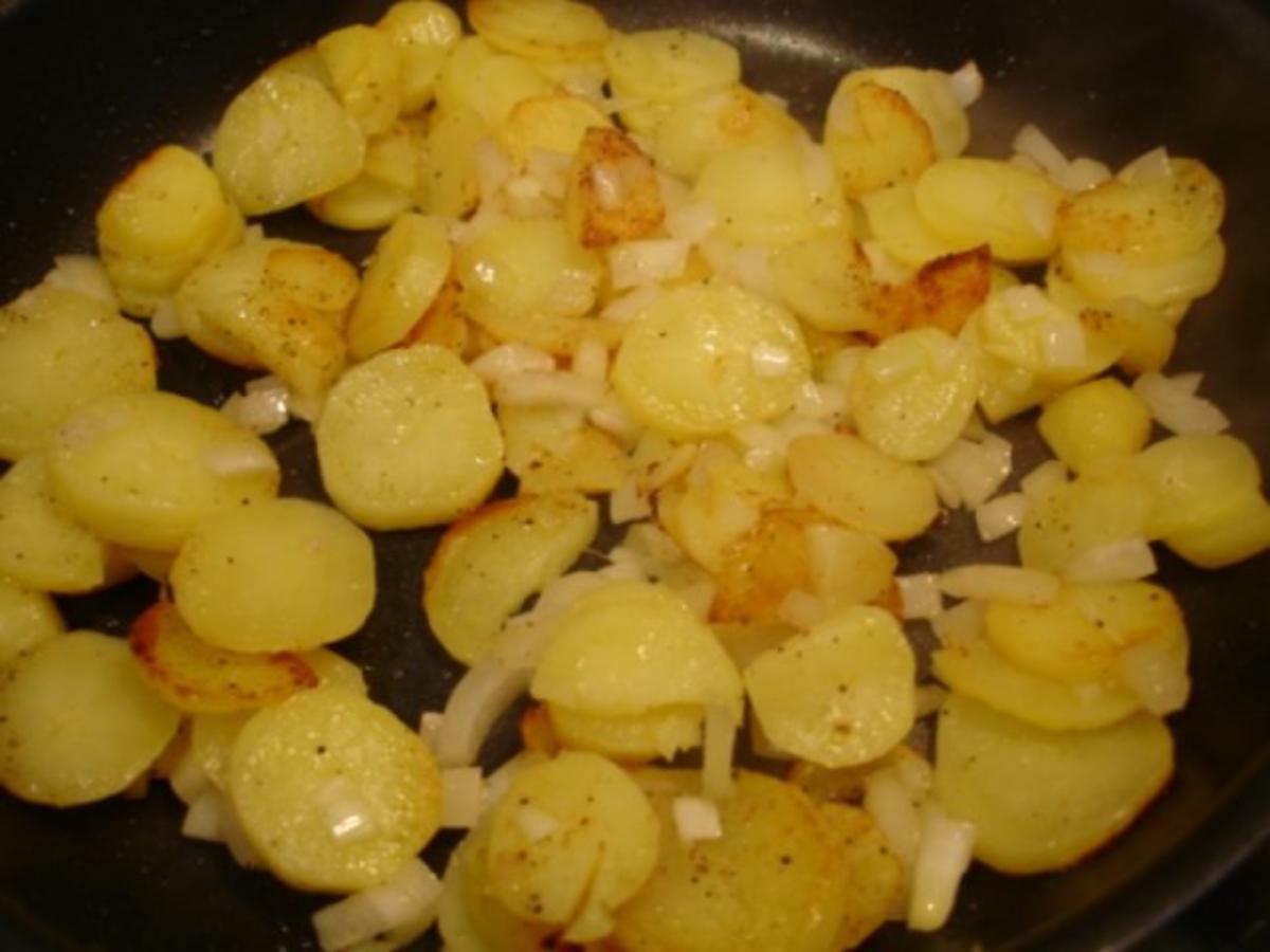 Bratkartoffeln, Leberkäse mit Spiegelei und Gurkensalat - Rezept - Bild Nr. 9