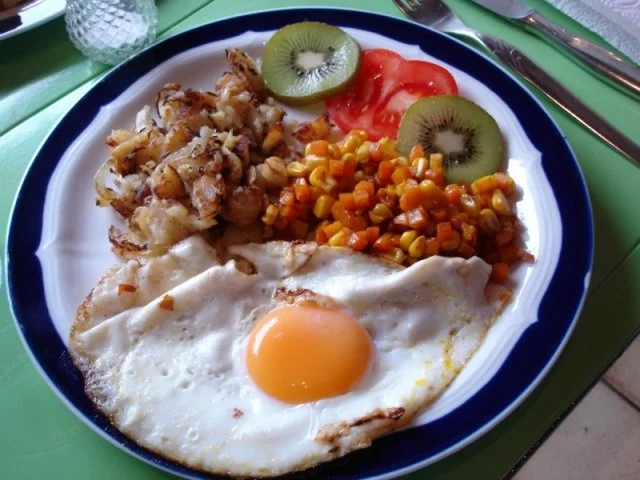 Bratkartoffeln mit Spiegelei und Möhren-Mais-Gemüse - Rezept