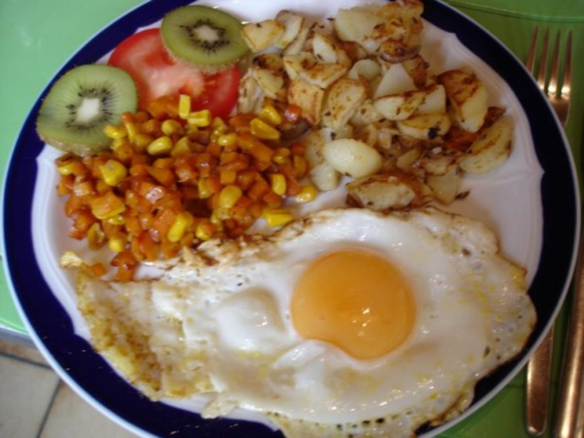 Bratkartoffeln mit Spiegelei und Möhren Mais Gemüse - einfach - von MausVoh