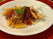 Rezept: Gefรผllte Poulardenbrust auf Penne mit Kirschtomaten und Basilikum (Frauen) Gefรผllte Poulardenbrust auf Penne mit Kirschtomaten und Basilikum (Frauen) - Rezept