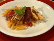 Gefüllte Poulardenbrust auf Penne mit Kirschtomaten und Basilikum (Frauen) - Rezept