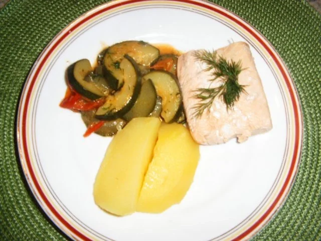 Lachs mit Gurken -Zuccinigemüse - Rezept