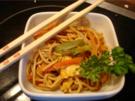 Chinesische Bratnudeln mit Ei, Hühnerfleisch und Gemüse - Rezept