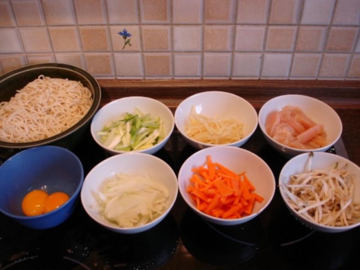 Chinesische Bratnudeln mit Ei, Hühnerfleisch und Gemüse - Rezept - Bild Nr. 3