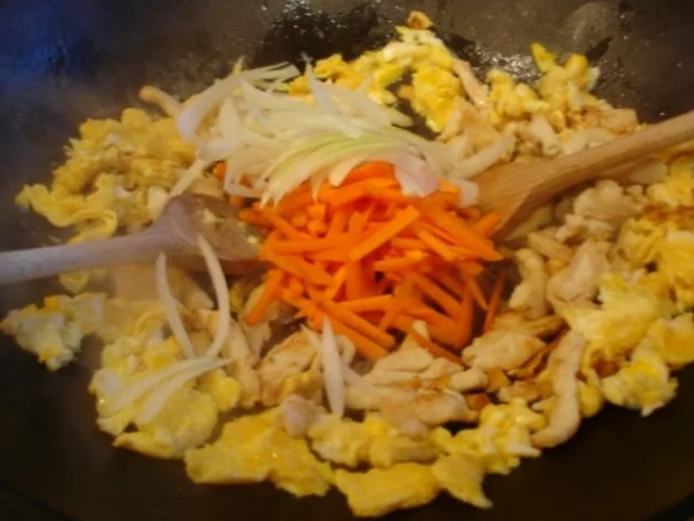 Chinesische Bratnudeln mit Ei, Hühnerfleisch und Gemüse - Rezept - Bild Nr. 7