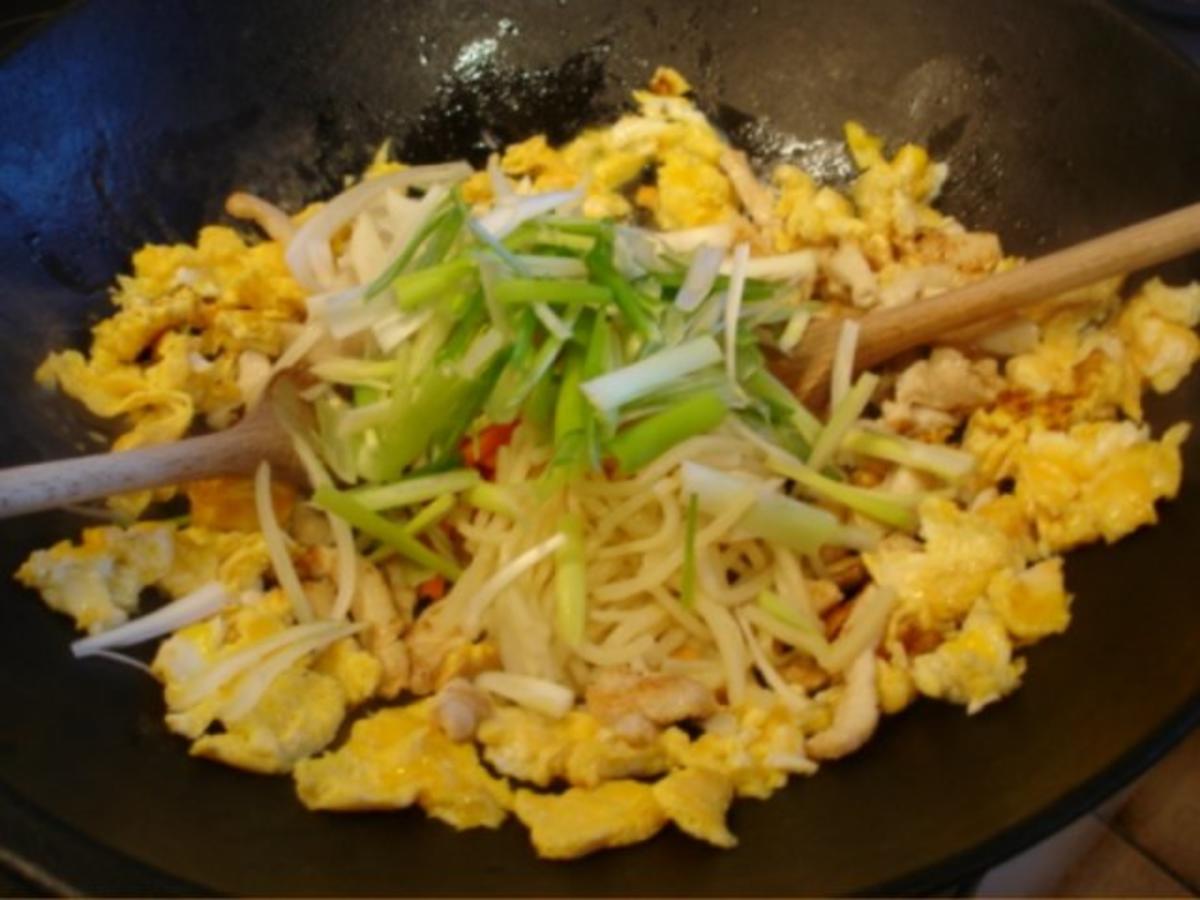 Chinesische Bratnudeln mit Ei, Hühnerfleisch und Gemüse - Rezept - Bild Nr. 8