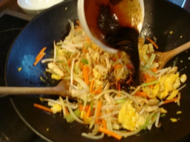 Chinesische Bratnudeln mit Ei, Hühnerfleisch und Gemüse - Rezept - Bild Nr. 10