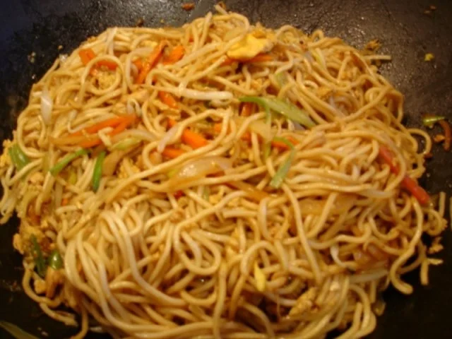 Chinesische Bratnudeln mit Ei, Hühnerfleisch und Gemüse - Rezept - Bild Nr. 12