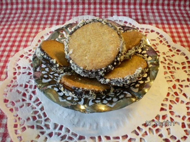 Rezept: Gefüllte Nussplätzchen Gefüllte Nussplätzchen - Rezept