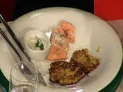 Puffer vom Rübchen mit frisch geräuchertem Lachs (Ralph Morgenstern) - Rezept